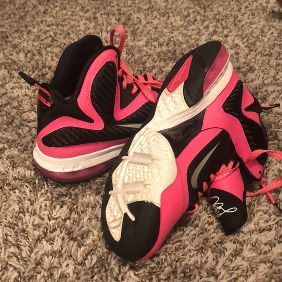 Girls Nike Lebrons - Picture 2 of 2